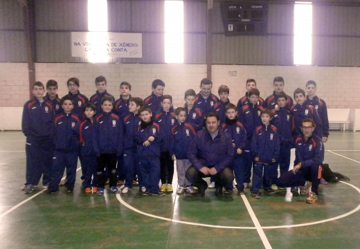 O alcalde de Frades entregou as equipacións deportivas aos 24 rapaces que participan este ano nas escolas municipais de fútbol sala